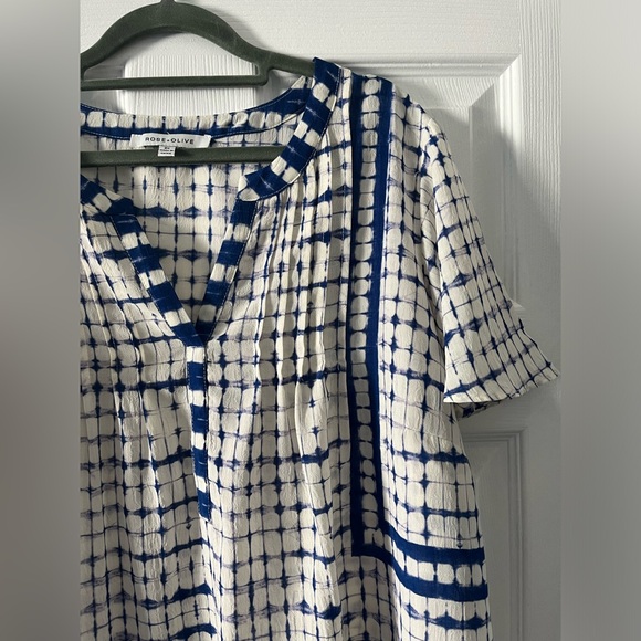 Rose & Olive Cream and Blue 2X Top - Picture 2 of 8